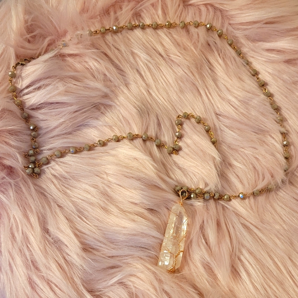 Crystal style necklace with wire tree design